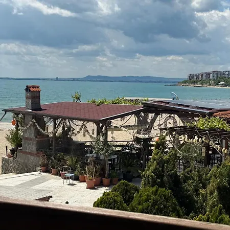 двустаен с прекрасна морска гледка и голяма тераса на самия бряг на морето Appartamento