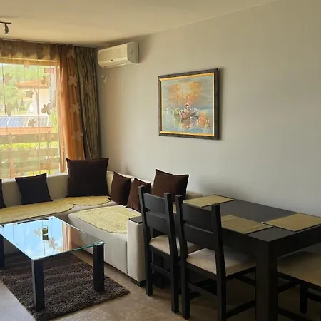 двустаен с прекрасна морска гледка и голяма тераса на самия бряг на морето *