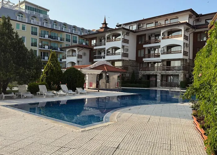 Apartamento двустаен с прекрасна морска гледка и голяма тераса на самия бряг на морето