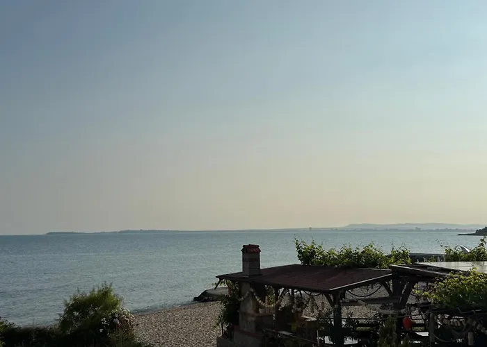 Apartamento двустаен с прекрасна морска гледка и голяма тераса на самия бряг на морето *