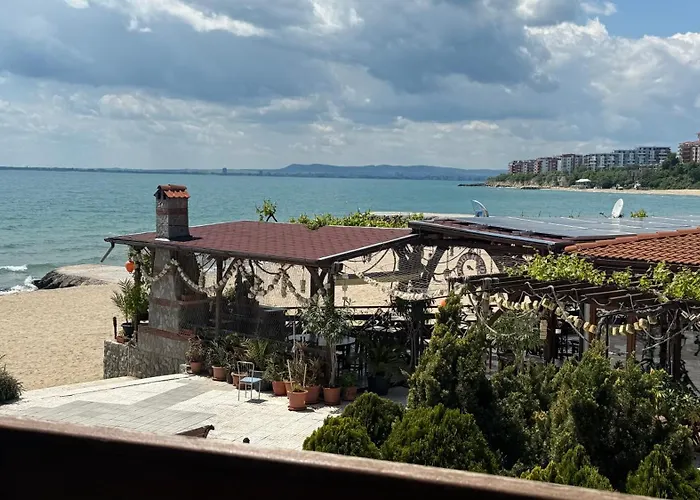 двустаен с прекрасна морска гледка и голяма тераса на самия бряг на морето Apartamento