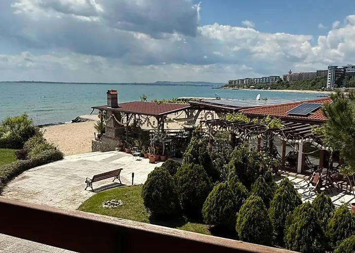 двустаен с прекрасна морска гледка и голяма тераса на самия бряг на морето Apartamento *