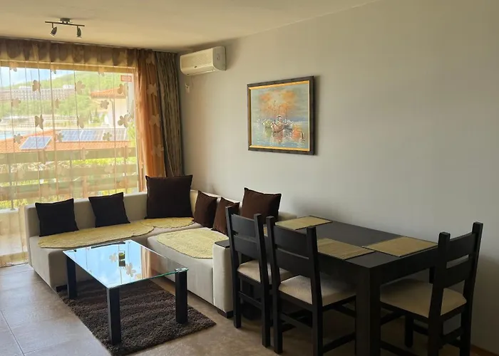 двустаен с прекрасна морска гледка и голяма тераса на самия бряг на морето *