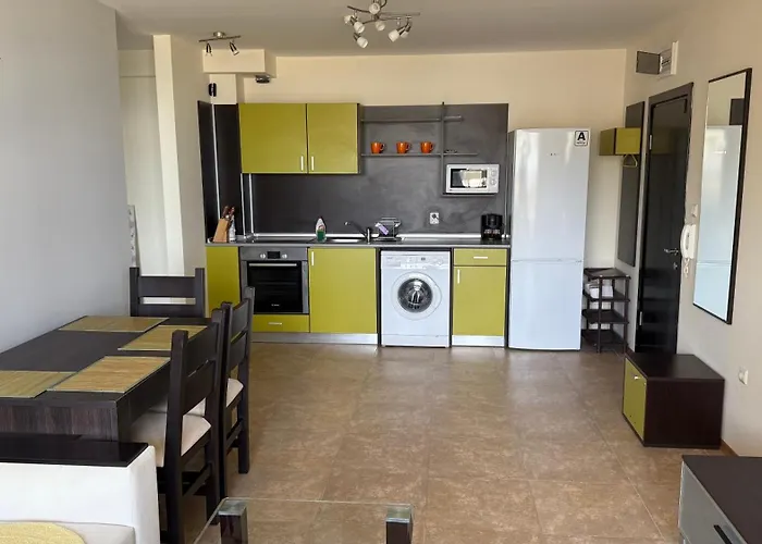 двустаен с прекрасна морска гледка и голяма тераса на самия бряг на морето Apartamento *