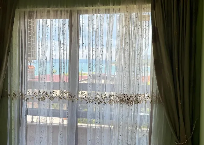 двустаен с прекрасна морска гледка и голяма тераса на самия бряг на морето