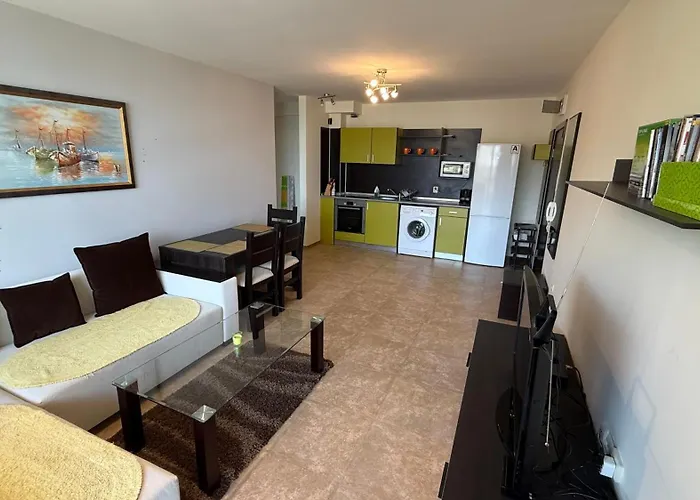 двустаен с прекрасна морска гледка и голяма тераса на самия бряг на морето *