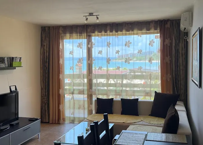 двустаен с прекрасна морска гледка и голяма тераса на самия бряг на морето