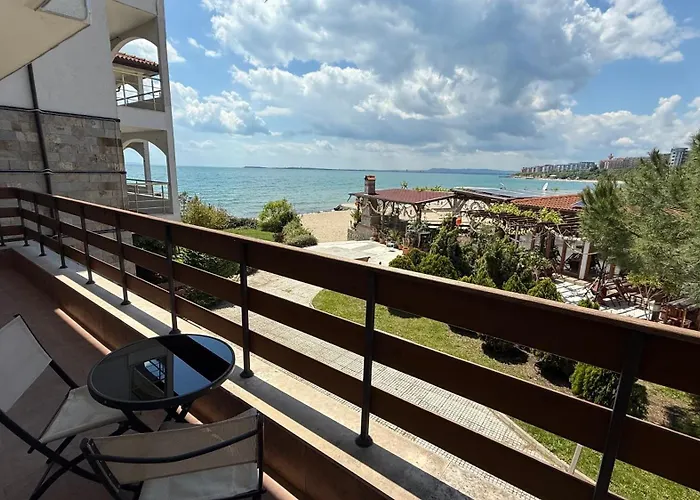 двустаен с прекрасна морска гледка и голяма тераса на самия бряг на морето